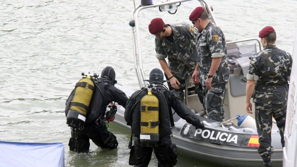 Los buzos de la policía han buscado durante una semana en las aguas del río Guadalquivir. EUROPA PRESS