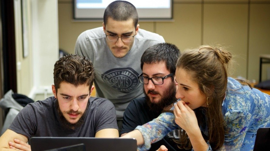 Estudiantes de Ingeniería Informática, durante un momento de su trabajo. UPNA