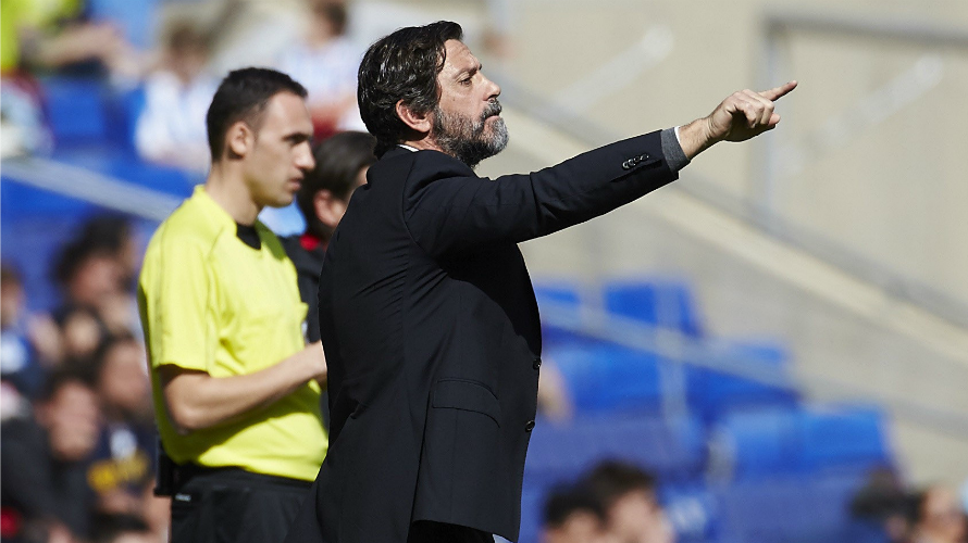-El entrenador del Espanyol, Quique Sánchez Flores, da indicaciones a sus jugadores. EFE Alejandro García