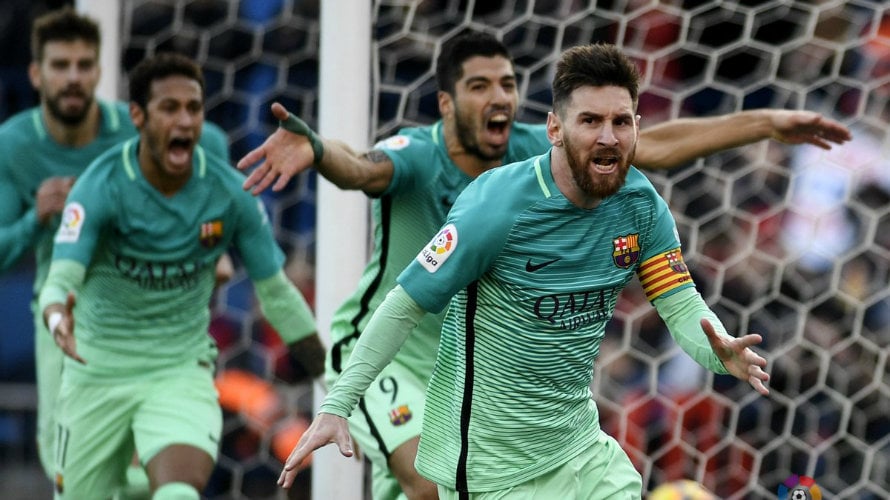 Messi y sus compañeros celebran el gol del Barcelona. Lfp.