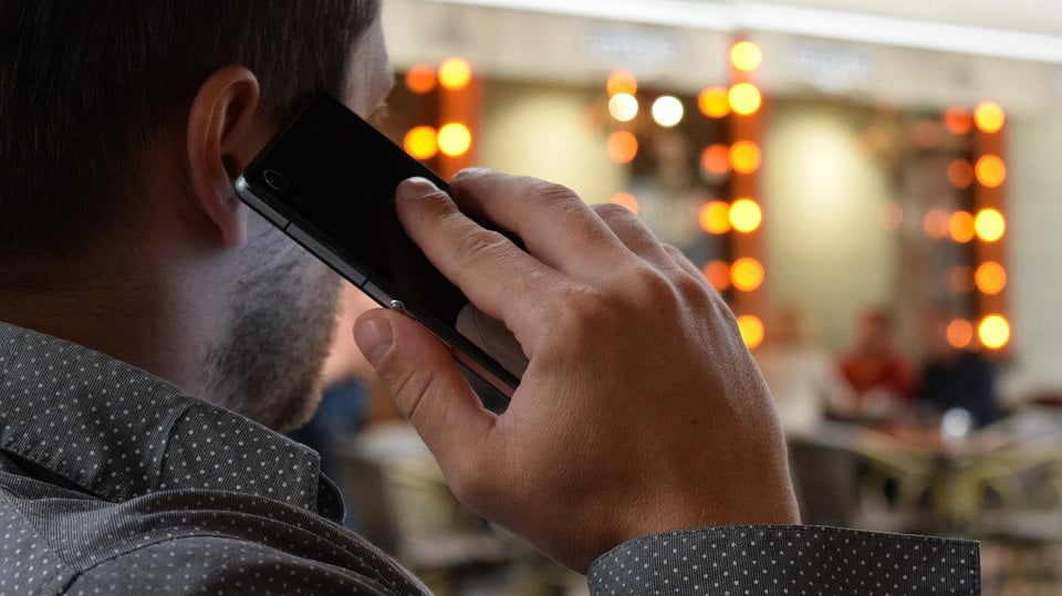 Un hombre recibe una llamada de teléfono en su móvil ARCHIVO