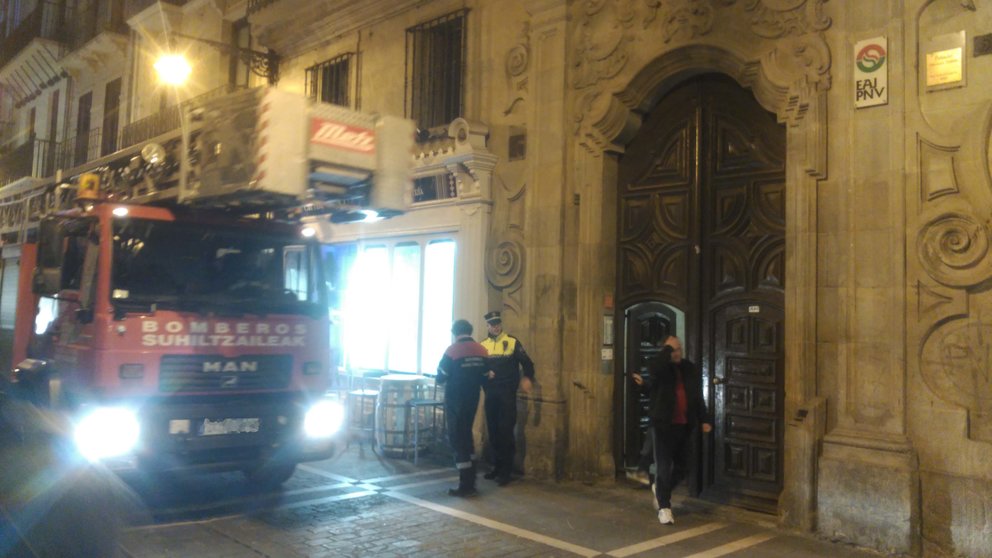 Intervención de los bomberos en la sede del PNV en Pamplona por el cortocircuito de un foco. NAVARRA (1)
