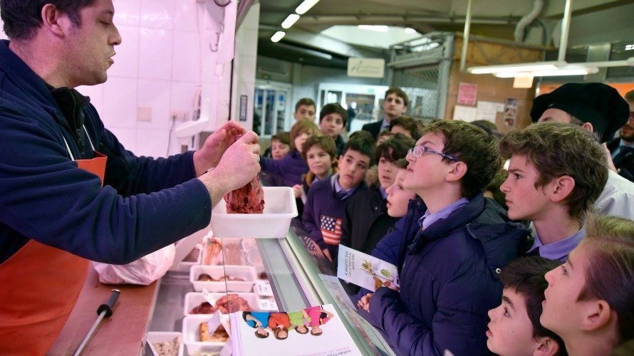 Una clase de alumnos del colegio El Redín visita el Mercado del Ensanche para aprender a comer sano. 