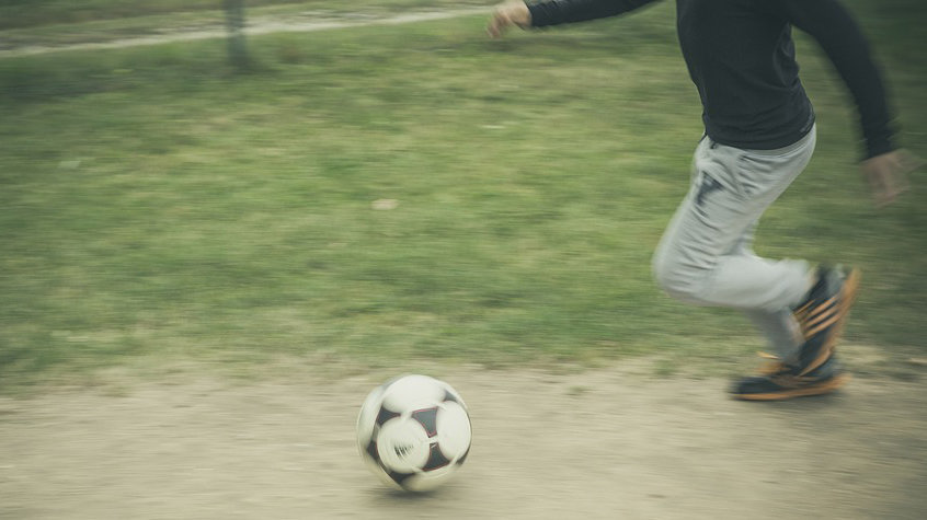 Un niño juega a fútbol con una pelota ARCHIVO