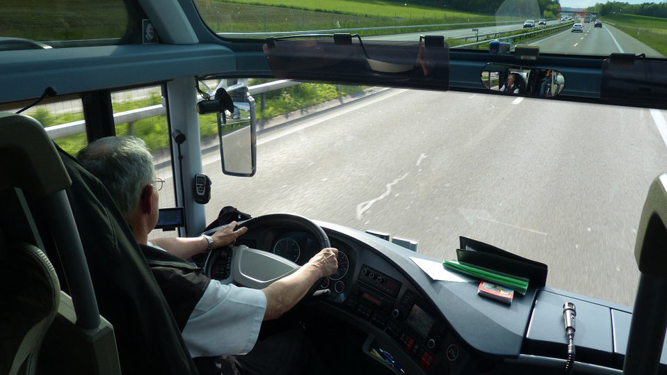 Un chófer conduce un autobús por una autopista ARCHIVO