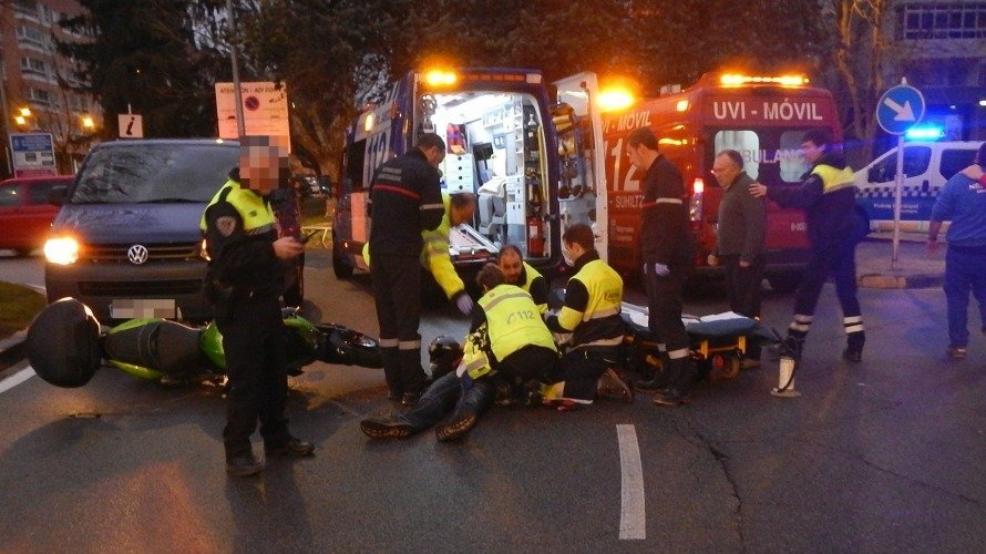 Trasladado al hospital un motorista de 32 años tras chocar contra un turismo en el barrio de Ermitagaña. PMUNICIPAL