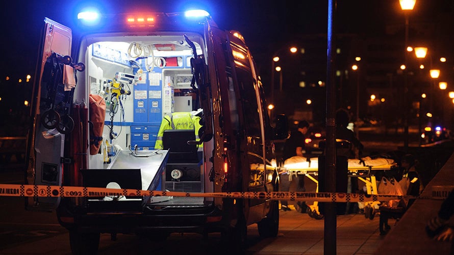 Imagen de recurso de una ambulancia trasladando en un herido en el puente del Vergel, en Pamplona. MIGUEL OSÉS (3)