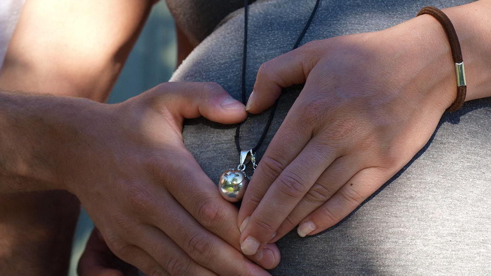 Imagen de una mujer embarazada tocándose el vientre ARCHIVO