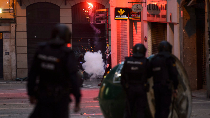 Violencia callejera en Pamplona tras una manifestación convocada por la izquierda abertzale llamando a la _autodefensa ante la represión_. PABLO LASAOSA 03