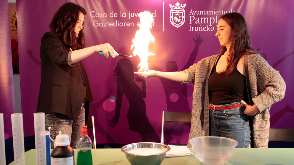 Presentacion del programa ‘Kimikarin’ que busca hacer la química escolar accesible y divertida en la Casa de la Juventud de Pamplona.