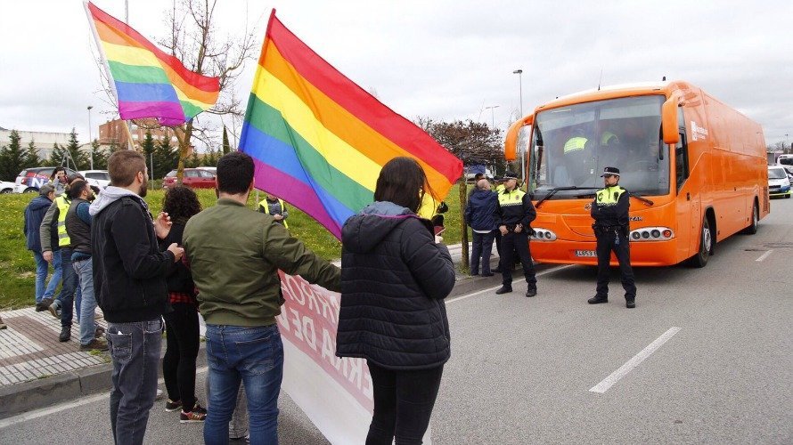 La Policía Municipal frenando el autobús de HazteOír. ÍÑIGO ALZUGARAY