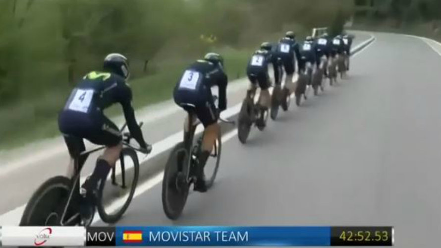 Imagen de vídeo del equipo Movistar en carrera.