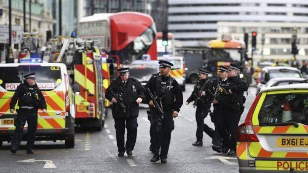 Agentes británicos acordonan la zona del Parlamento de Westminster tras el ataque terrorista cometido en Londres. EFE