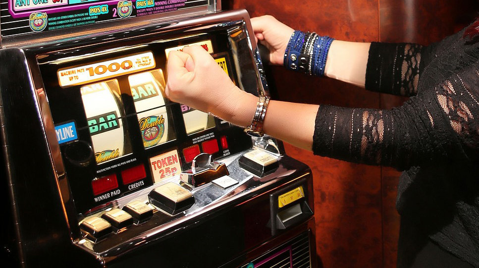 Una persona juega en una máquina de la ruleta en un casino ARCHIVO