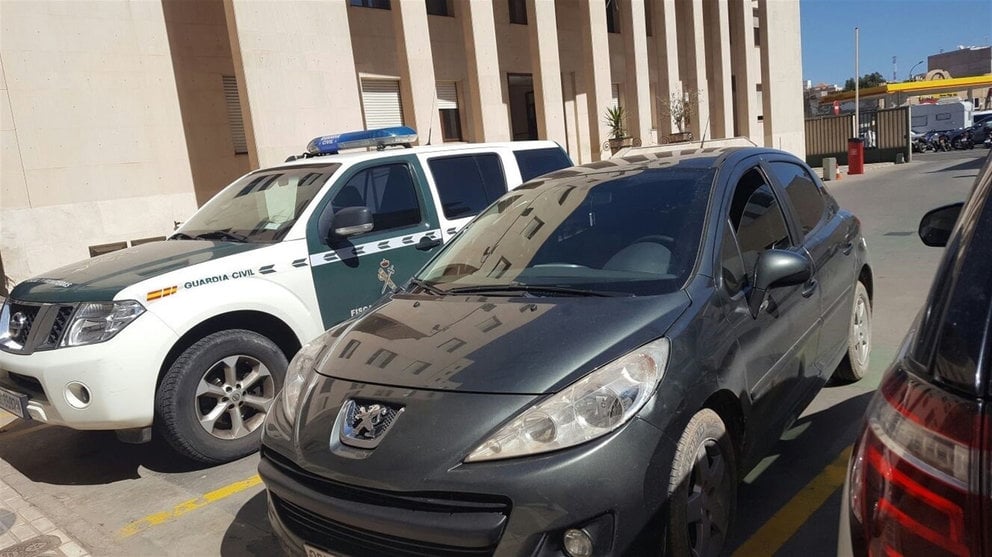 Un coche 'kamikaze' hiere a un policía