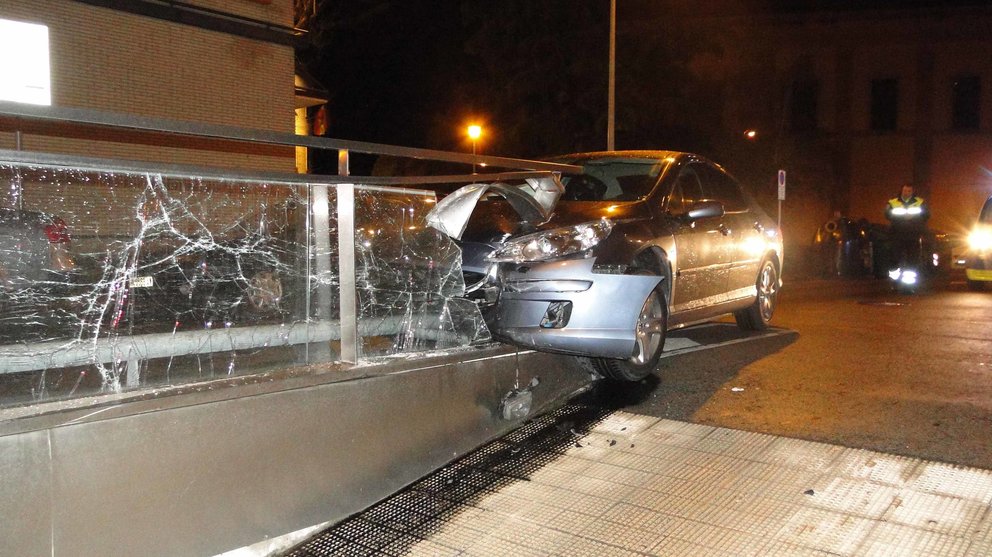 Un conductor borracho estrella su coche contra la barandilla del parking de la calle Aoiz de Pamplona. POL. MUNICIPAL (2)