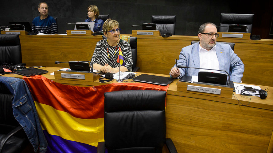 Marisa de Simón y José Miguel Nuin con la bandera republicana en el Parlamento de Navarra. PABLO LASAOSA