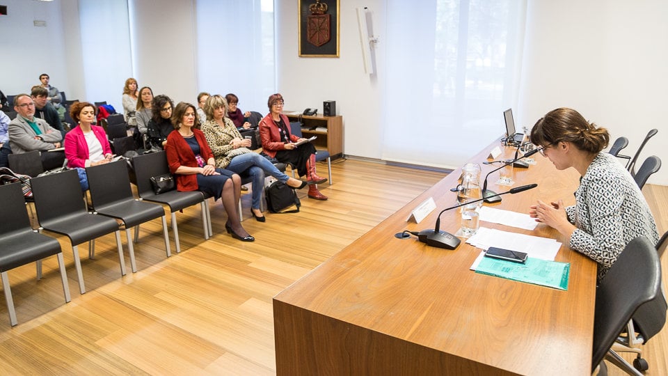 Mesa de debate y reflexión sobre 'Maternidad subrogada' en el Parlamento de Navarra (04). IÑIGO ALZUGARAY
