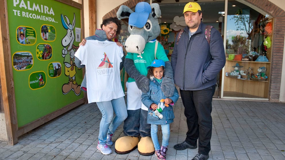 Familia Vadillo Villalobos, primeros visitanes de la temporada 2017 en Sendaviva.