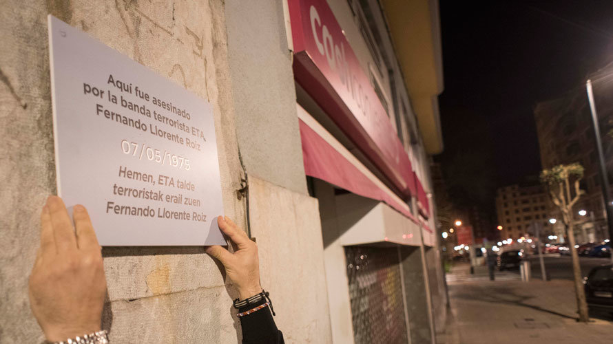 Una de las placas colocadas por Covite en San Sebastián y Bilbao en recuerdo de las víctimas asesinadas por ETA. CEDIDA.