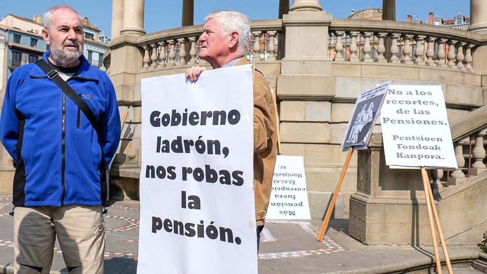 Manifestación en defensa de unas pensiones públicas y dignas organizada por la coordinadora 'Mayores contra la crisis' (06). IÑIGO ALZUGARAY