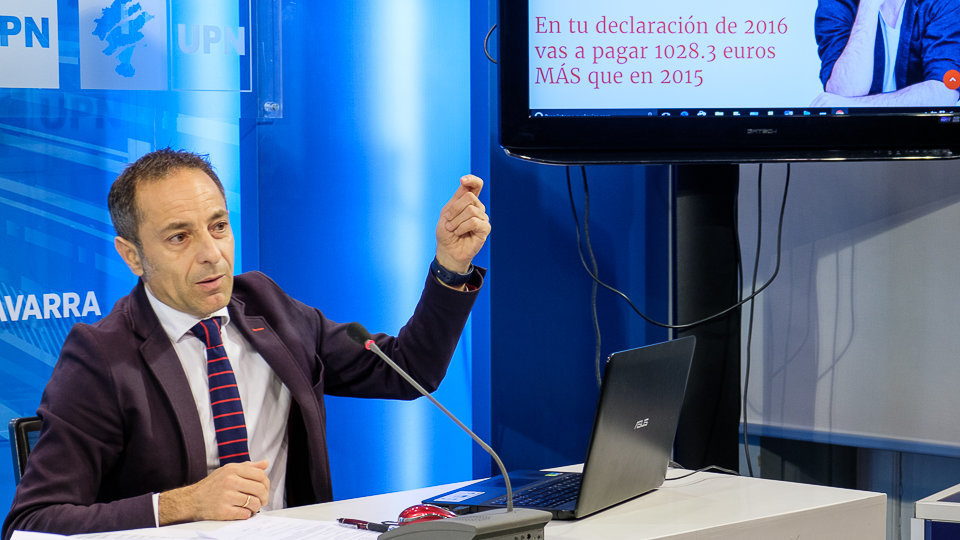 El portavoz de UPN en la Comisión de Hacienda y Política Financiera, Juan Luis Sánchez de Muniáin, presenta una iniciativa informática para la Campaña de la Renta 2016. IÑIGO ALZUGARAY