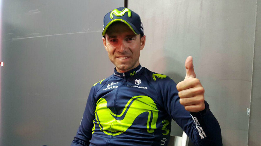 Alejandro Valverde hace el signo de la victoria. Twitter Movistar team.