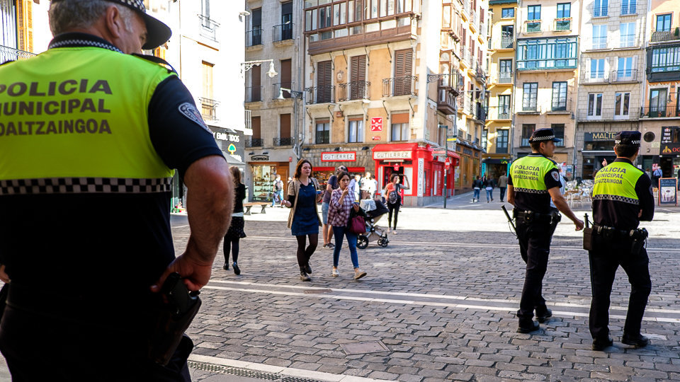 Policías municipales en la Plaza del Ayuntamiento (02). NAVARRA.com