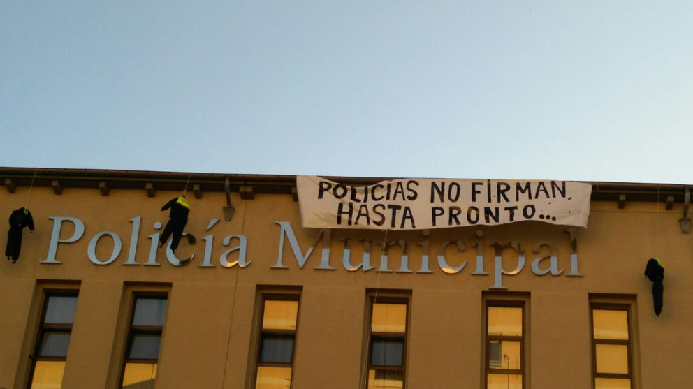 Reivindicación en las dependencias de la Policía Municipal de Pamplona tras el nuevo acuerdo suscrito con el Consistorio de la ciudad.
