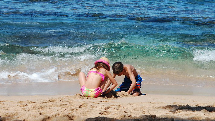 Unos niños de vacaciones en una playa.
