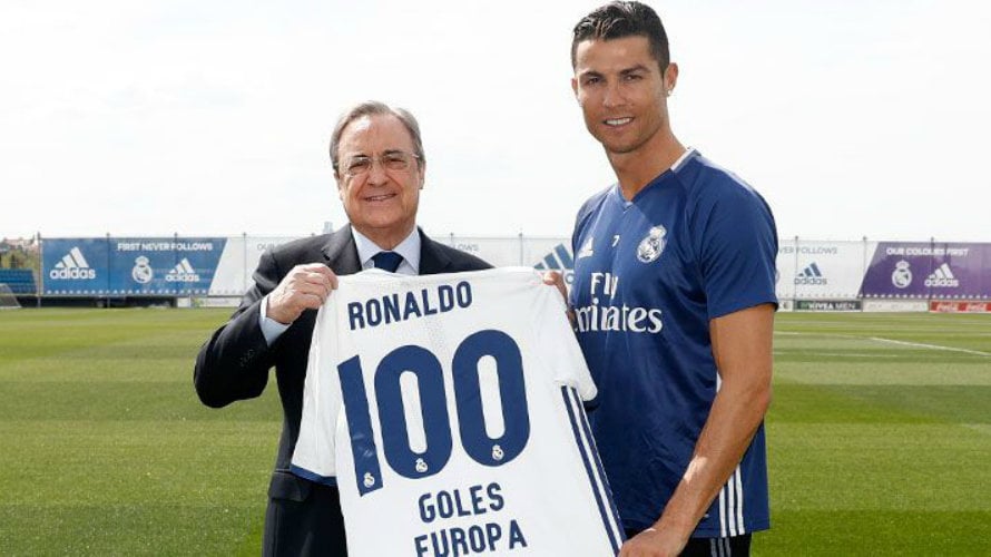 Florentino entrega la camiseta a Cristiano. Foto web Real Madrid.