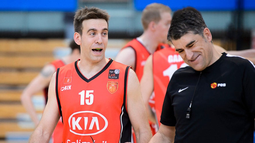 Narros habla con el árbitro en el partido Basket Navarra - Zamora. PABLO LASAOSA.