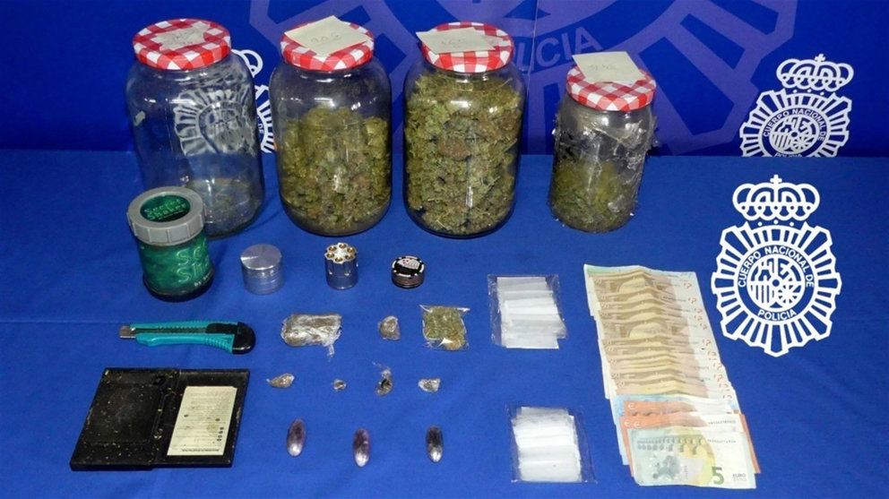 Los agentes encontraron en el domicilio de un detenido en Salamanca hachís, marihuana, dinero, una balanza de precisión y otros efectos y útiles para la venta de sustancias estupefacientes.