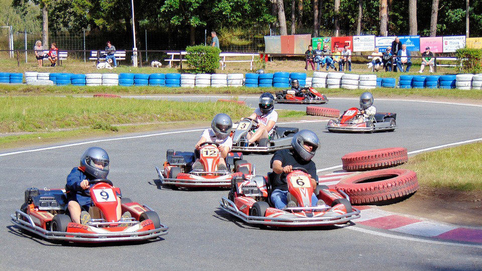 Imagen de varios jóvenes compitiendo en un circuito de karts ARCHIVO