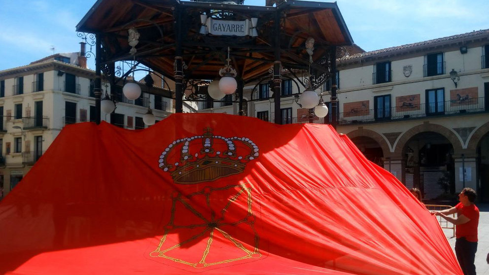 Un grupo de personas ha querido poner en valor la bandera de Navarra colocando un gran estandarte foral en la Plaza de los Fueros de Tudela TWITTER