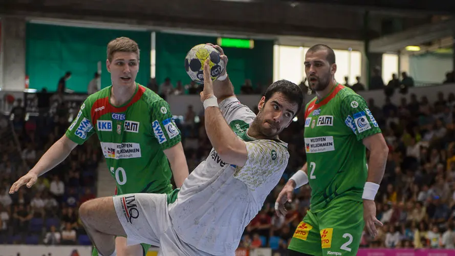 El Helvetia Anaitasuna se enfrenta al Magdeburgo alemán en el partido de ida de la eliminatoria de cuartos de final de la Copa EHF. PABLO LASAOSA 46