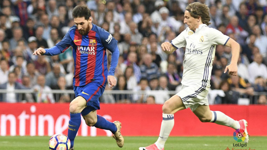 Messi y Modric en acción durante el Real Madrid - Barcelona. Lfp.