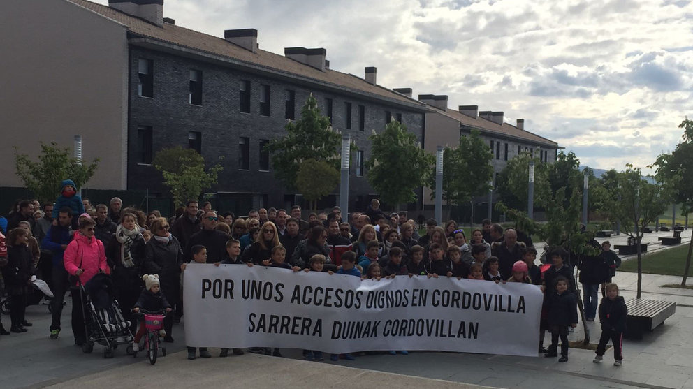 Concentración de los vecinos de Cordovilla para pedir que se mejoren los accesos.