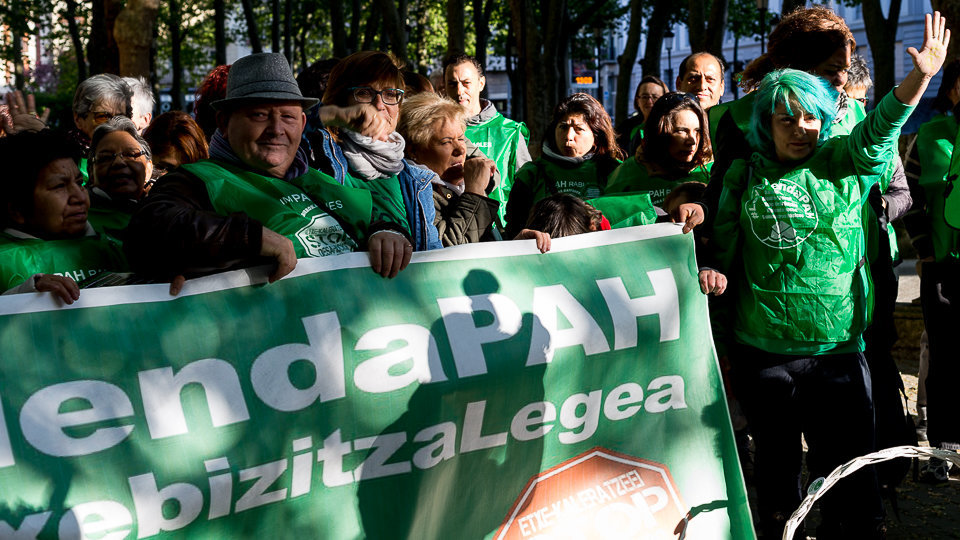 Manifestación convocada por la PAH, junto con colectivos y sindicatos, en favor de una ley que haga frente a la emergencia habitacional que sufren miles de personas (15). IÑIGO ALZUGARAY