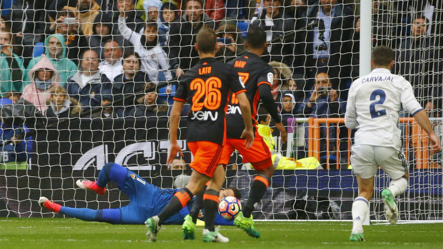 Diego Alves le paró un penalti a Cristinao en el Bernabéu.
