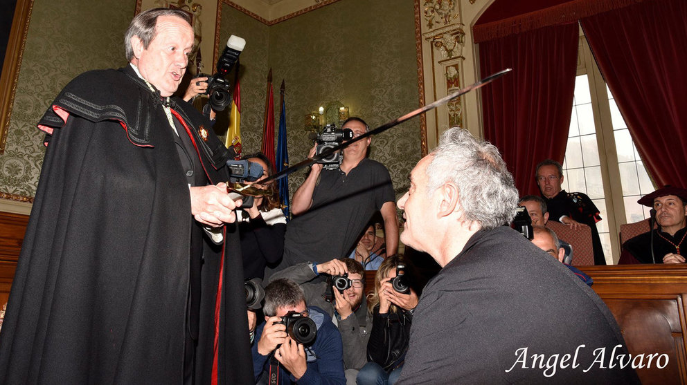 Ferrán Adriá al ser nombrado Caballero de Honor de la Orden del Volatín  Foto ÁNGEL ÁLVARO GARCÍA