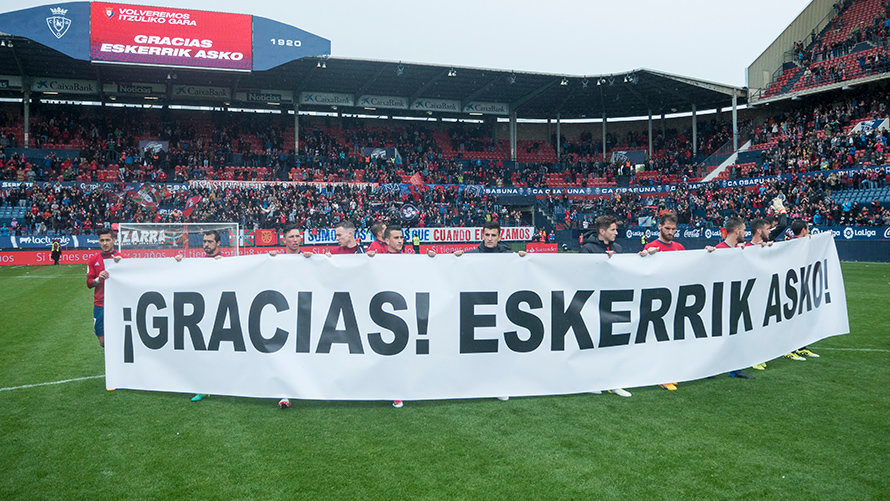 Los jugadores de Osasuna agradecen a su afición su apoyo recibido esta temporada mostrando un cartel con el texto "Gracias. Eskerrik asko" tras finalizar el partido contra el Deportivo en El Sadar. MIGUEL OSÉS