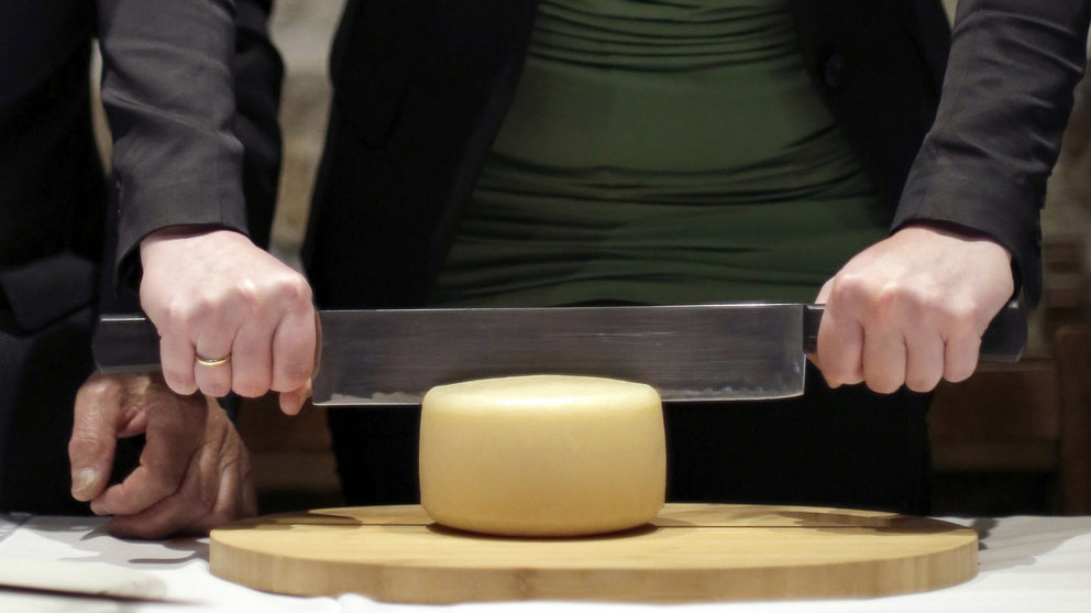 La temporada del queso Denominación de origen Idiazábal se ha iniciado con un acto en la Sociedad Gastronómica Napardi con diferentes personalidades del mundo de la gastronomía y el pastoreo. EFE/Villar López