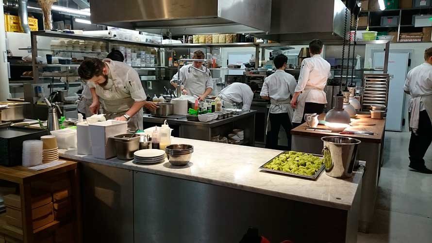 Varios cocineros de un restaurante trabajando. ARCHIVO