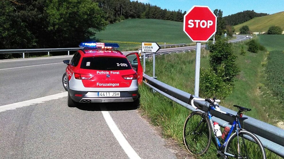 Una mujer que conducía bajo los efectos del alcohol ha atropellado a dos ciclistas en Lizoáin y se ha dado a la fuga inicialmente POLICÍA FORAL
