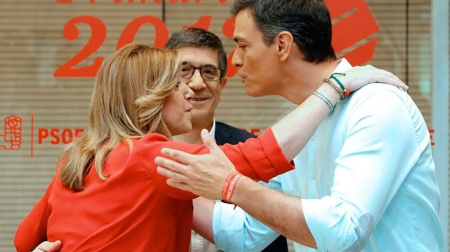 La candidata Susana Díaz besa al ex secretario general, Pedro Sánchez, bajo la atenta mirada del Patxi López antes del debate socialista. EFE
