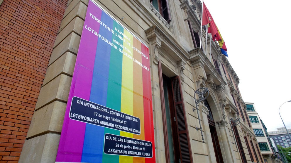 El Parlamento foral se une a la lucha contra la LGTBIfobia y luce la bandera gay en su fachada.
