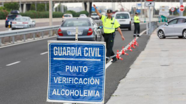 Imagen de un control de alcoholemia de la Guardia Civil en una carretera EFE