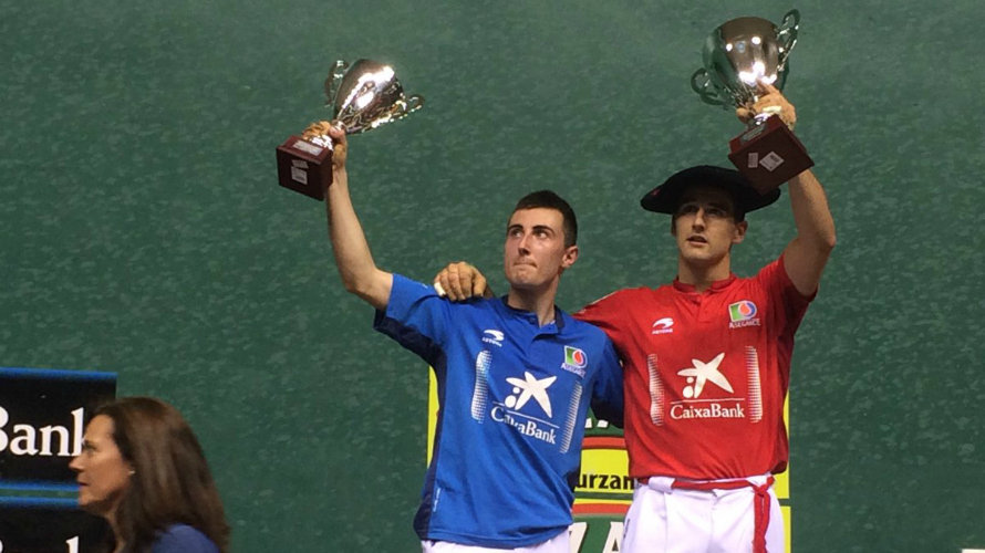 Bakaikoa y Arteaga con sus trofeos. Twitter Asegarce.