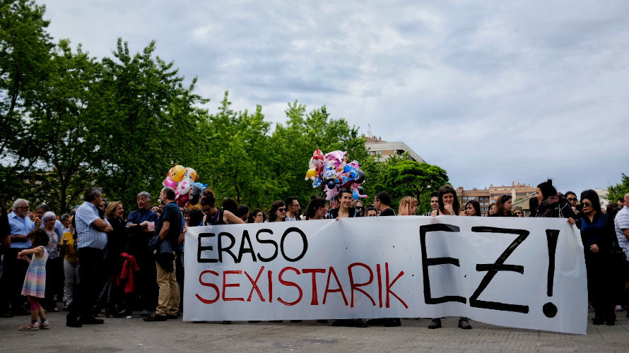 Concentración en Iturrama en protesta por la última la agresión sexista denunciada en fiestas del barrio. PABLO LASAOSA